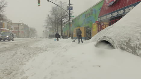 Hombre-Paleando-Acera-Durante-Una-Tormenta-De-Nieve-En-Brooklyn,-Nueva-York
