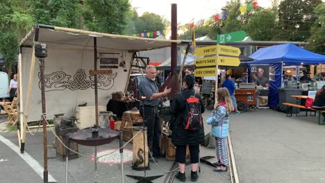 Herrero-En-La-Feria-De-Verano-Junto-Al-Museo-Del-Tranvía-En-Zurich-Suiza