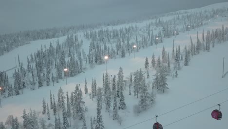 Una-Estación-De-Esquí-En-Medio-Del-Invierno-En-Ylläsjärvi,-Laponia,-Finlandia