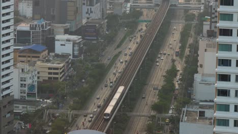 Single-Train-Bts-Skytrain-Kommt-Auf-Den-Gleisen-Zu-Seinem-Bahnhof-An