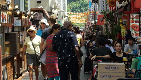 Singapur---Circa-Bewegung-Im-Zeitraffer,-Schwenk-Nach-Links,-Während-Menschen-Die-Berühmte-Gasse-Auf-Und-Ab-Gehen