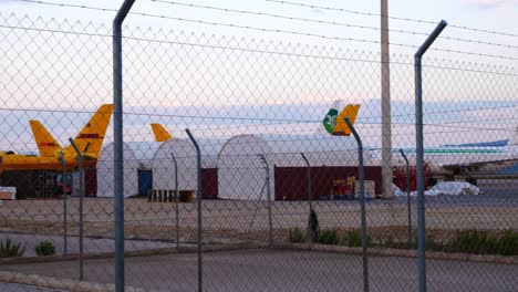 Schwenk-über-Den-Bereich,-In-Dem-Flugzeuge-Am-Flughafen-Castellon-Demontiert-Werden