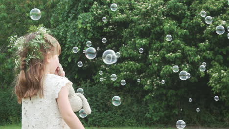Ein-Junges-Mädchen,-Das-Mit-Blasen-Spielt