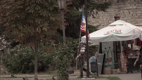 Ritter-übergibt-Touristen-Mit-Flagge-An-Der-Festung-In-Belgrad,-Serbien