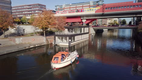 Urbane-Und-Ländliche-Szene-Zusammen:-Motorboot-Fährt-Langsam-Den-Kanal-Hinauf