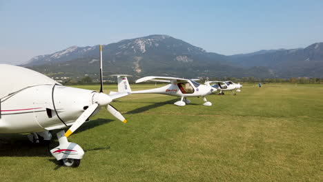 Aviones-Deportivos-Ligeros-Sobre-Hierba,-Aeropuerto-De-Bush