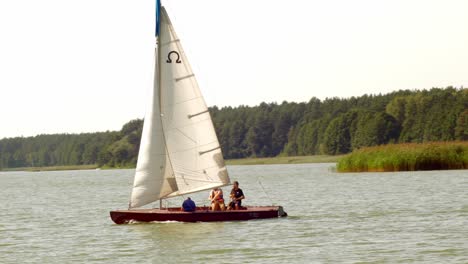 Yate-Omega-Navegando-En-El-Lago-Wdzydze-En-El-Parque-Paisajístico-Kashubian-En-El-Voivodato-De-Pomeranian