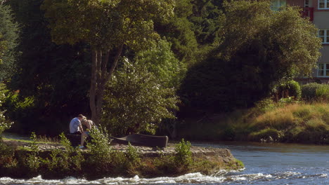 Pareja-Descansa-En-Un-Banco-Del-Parque