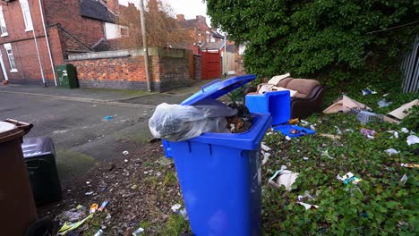 Abfall-Nach-Fliegenkippen,-Mülldeponie,-Sondermüll,-Littering,-Fliegenkippen-In-Stoke-On-Trent,-Einer-Der-ärmsten-Gegenden-Englands