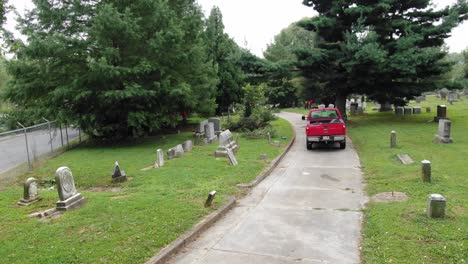 Voluntarios-Limpiando-Un-Cementerio-Comunitario-En-Lancaster,-Pennsylvania,-Tiro-Aéreo-En-Plataforma-Rodante