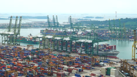 Contenedores-De-Envío-De-Lapso-De-Tiempo-Cargados-En-Un-Buque-De-Carga-En-El-Puerto-De-Carga-En-Singapur