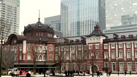 La-Gente-Camina-Alrededor-Del-Antiguo-Edificio-De-La-Estación-De-Tokio,-Marunouchi-Entrada-salida-Norte