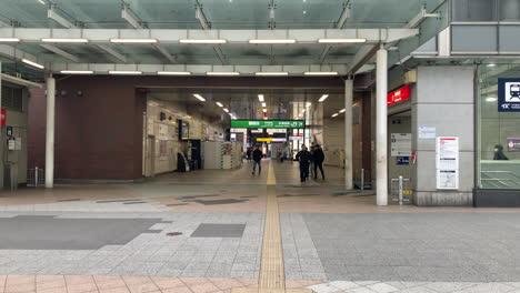 Gente-Subiendo-Y-Bajando-Por-La-Puerta-Central-De-La-Estación-De-Akihabara