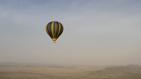 Globo-Flotando-Sobre-El-Parque-Nacional-Serengeti-Temprano-En-La-Mañana,-Tanzania