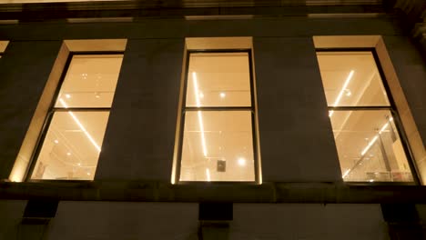 Staatsbibliothek-Victoria-Bei-Nacht-Menschen,-Die-In-Der-Bibliothek-Von-Melbourne-Studieren-Touristenattraktionen-Von-Melbourne,-Bibliothek-Von-Melbourne