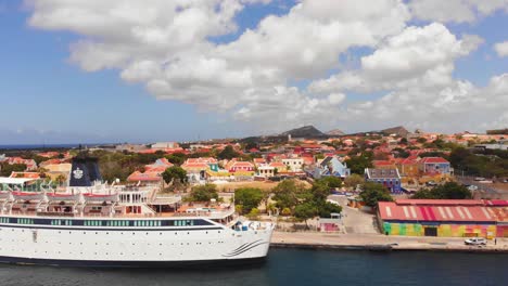 Antena-Reveladora-De-Un-Barco-De-Retiro-Religioso-De-Scientologist-Atracado-En-El-Puerto-De-La-Bahía-De-St-Anna-Willemstad,-Curacao