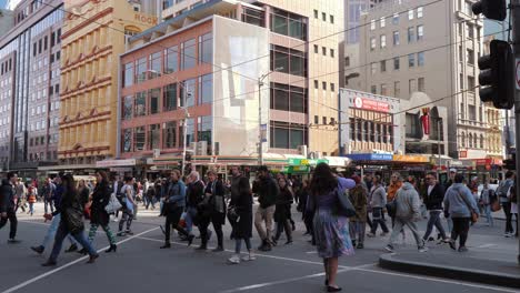 Melbourne-Tagsüber-Verkehrsaufnahmen-Pendler-Zu-Fuß-Kreuzung-In-Melbourne-Cbd-Melbourne-öffentliche-Verkehrsmittel-Melbourne-Tram,-Melbourne-Train,-Melbourne-Bus