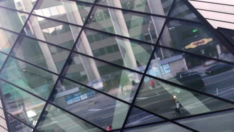 Reflexion-Der-Bloor-Street-Am-Frühen-Morgen-Durch-Die-Fenster-Des-Royal-Ontario-Museum