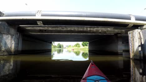 Schwimmen-Unter-Der-Brücke-Im-Kajak