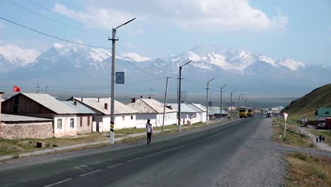 Conduciendo-Por-Algunas-De-Las-Carreteras-Más-Impresionantes-De-Kirguistán