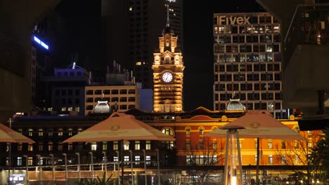 Flinders-Street-Estación-De-Tren-Noche,-Julio,-2019-Melbourne-Estación-De-Tren,-Flinder-Street-Estación-Melbourne-Lanmark-2019