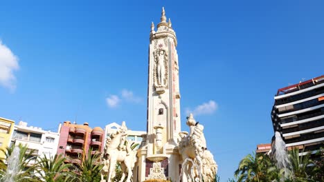 Neigen-Sie-Sich-An-Einem-Sommertag-Zum-Brunnen-Des-Luceros-Platzes-In-Alicante