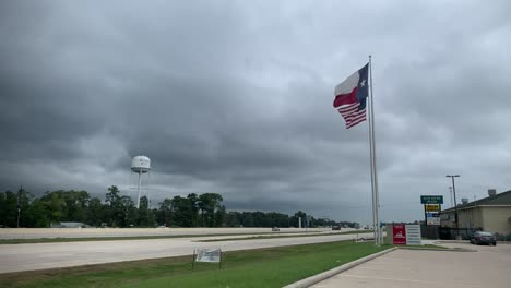 Un-Clip-De-Una-Tormenta-De-La-Tarde-Que-Llega-A-Un-Pequeño-Pueblo-De-Texas