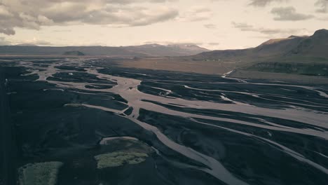 Varias-Tomas-Por-Drones-De-Un-Río-Glacial-Islandés-En-La-Hermosa-Luz-Del-Atardecer