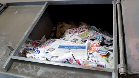 Periódicos-En-La-Papelera-De-Ciclismo-En-El-Centro-De-Reciclaje