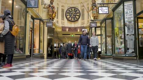 Royal-Arcade,-Melbourne,-Juli-2019-Historisches-Einkaufspassagengebäude-In-Melbourne---Beliebte-Touristenattraktion-In-Melbourne