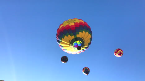 Disparo-Giratorio-De-4-Globos-Aerostáticos-Directamente-Sobre-La-Cabeza