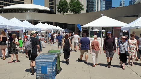 Gente-Caminando-Y-Comprando-En-La-Feria-De-Arte-De-Toronto-En-Ontario,-Canadá