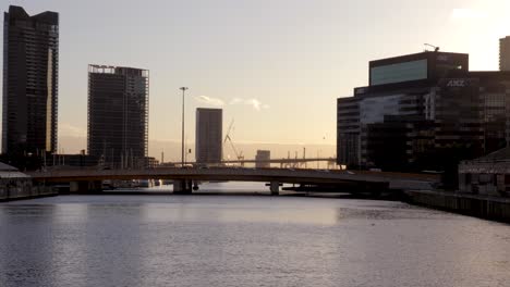 Yarra-Riverside---Blick-Auf-Die-Skyline-Bei-Sonnenuntergang