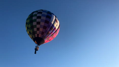 Globo-Aerostático-A-Cuadros-Flota-En-El-Cielo