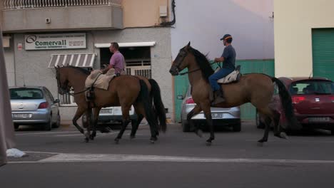 Männer-Reiten-In-Einem-Kleinen-Spanischen-Dorf,-Vall-D&#39;Alba