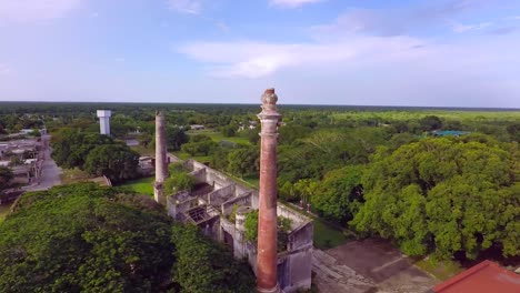 Luftbild-Mit-Drohne-Der-Ruinenfarm-San-Pedro-Chimay-Mit-2-Schornsteinen-In-Yucatan