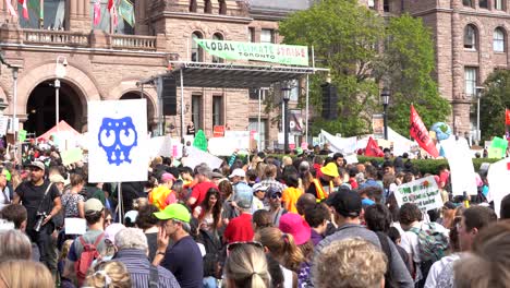 Multitudes-Que-Protestan-Contra-El-Cambio-Climático-Con-Carteles