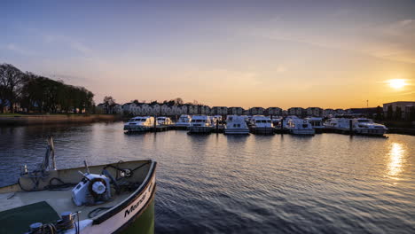 Panorama-Day-to-Night-Time-Lapse-of-Carrick-on-Shannon-town-riverside-during-sunset-with-boats-along-the-channel