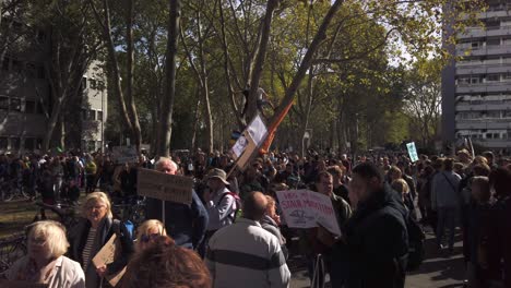 Grupos-De-Manifestantes-Se-Reúnen-En-La-Calle-Los-Viernes-Para-Que-Comience-La-Futura-Protesta