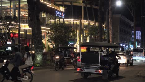 Tráfico-Fuera-Del-Centro-Comercial-Heritage-Walk-Por-La-Noche