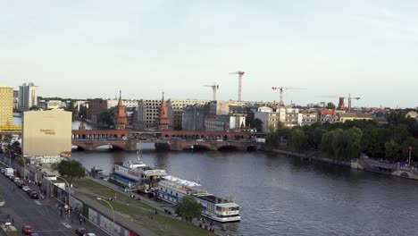 Vista-De-La-Ciudad-Del-Puente-Oberbaum-En-Berlín-Con-El-Río-Spree-Y-La-Galería-Del-Lado-Este