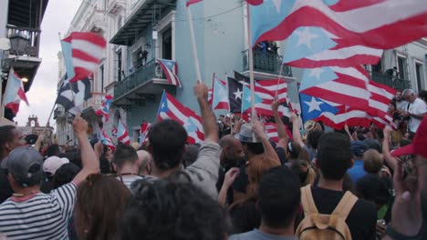 Demonstranten-Feiern-Den-Rücktritt-Von-Ricky-Rosello-In-Der-Fortaleza-Straße-Im-Alten-San-Juan