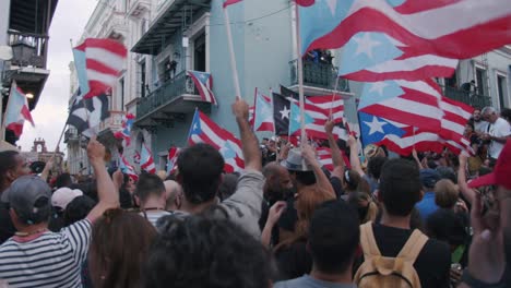 Manifestantes-Celebran-La-Renuncia-De-Ricky-Rosello-En-La-Calle-Fortaleza-En-El-Viejo-San-Juan