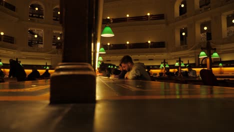 Staatsbibliothek-Victoria-Bei-Nacht-Menschen,-Die-In-Der-Bibliothek-Von-Melbourne-Studieren-Touristenattraktionen-Von-Melbourne,-Bibliothek-Von-Melbourne