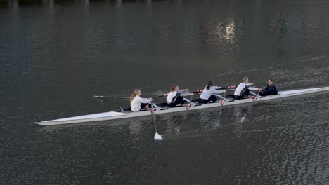 Entrenamiento-Del-Equipo-De-Piragüismo-En-El-Río-Yarra-Al-Atardecer