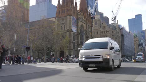 Melbourne-Tagsüber-Verkehrsaufnahmen-Pendler-Zu-Fuß-Kreuzung-In-Melbourne-Cbd-Melbourne-öffentliche-Verkehrsmittel-Melbourne-Tram,-Melbourne-Train,-Melbourne-Bus