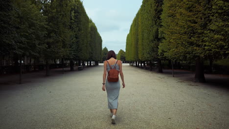 Gehende-Frauen-In-Einem-Park-Am-Schloss-Schönbrunn