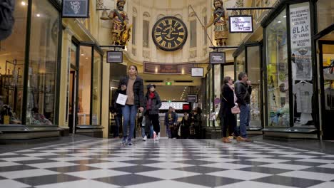 Royal-Arcade,-Melbourne,-Juli-2019-Historisches-Einkaufspassagengebäude-In-Melbourne---Beliebte-Touristenattraktion-In-Melbourne