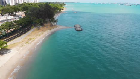 Rompeolas-Del-Parque-De-La-Costa-Este-Con-Barcos-En-El-Fondo