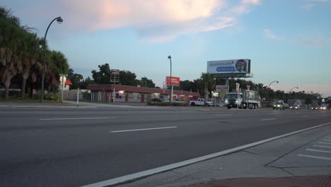 Coches-Y-Camiones-En-Una-Carretera-Durante-La-Hora-Pico-En-Orlando,-Florida